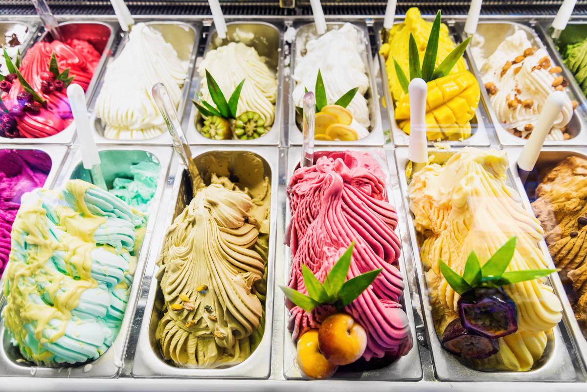 Article Cards Featured Image classic italian gourmet gelato gelatto ice cream display in shop