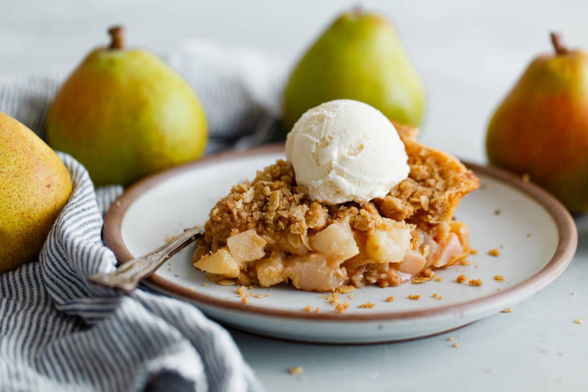 Spiced Pear Crumble Pie